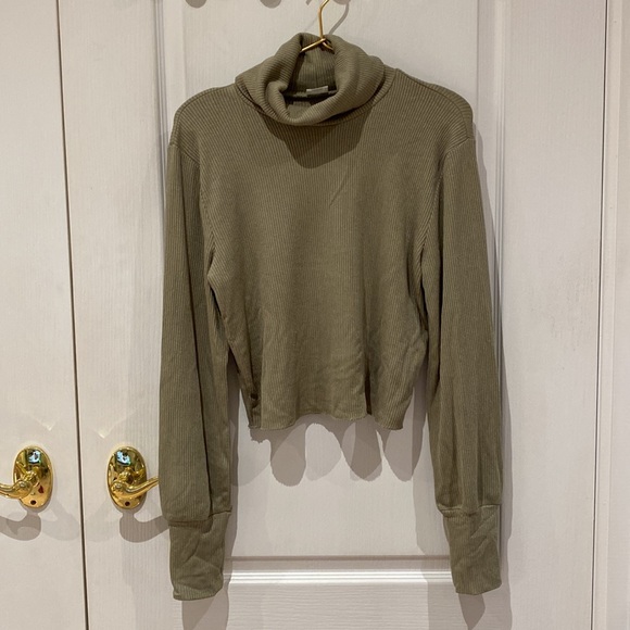 Aritzia Wilfred Free Nova Turtleneck - SAGE GREEN - Picture 2 of 6